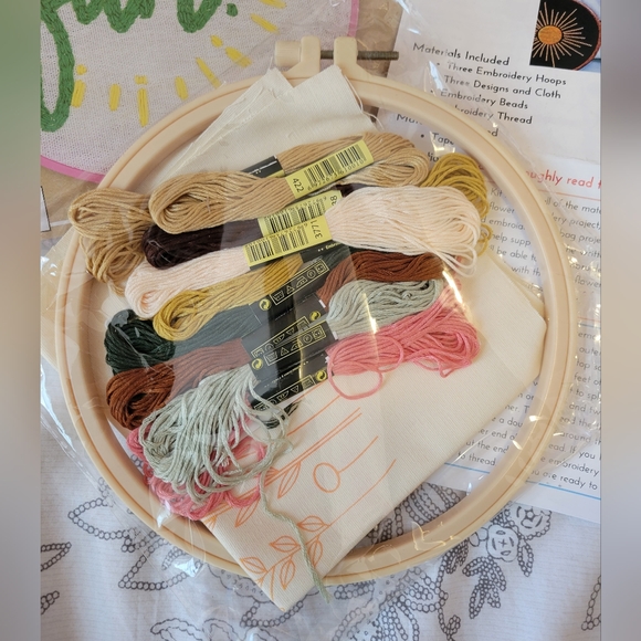 Two unused embroidery kits: Fun / Flowers - Picture 2 of 7